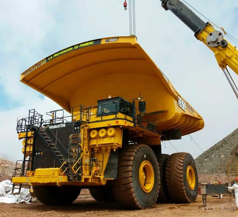 Komatsu 980E-4 - the largest dump truck in the line (400 tons). Picture #2